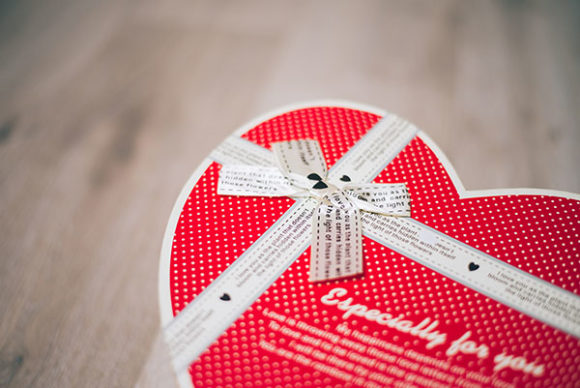 Red Heart Box with Bow Grafika Abstrakcja Przez giorgadzephotography