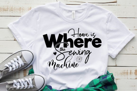 Home is Where the Sewing Machine SVG Gráfico Diseños de Camisetas Por orpitasn
