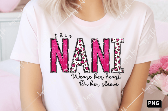 This Nani Wears Her Heart on Her Sleeve Grafika Projekty Koszulek Przez happy svg club