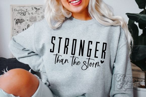 Stronger Than the Storm SVG PNG Quote Gráfico Manualidades Por happyheartdigital